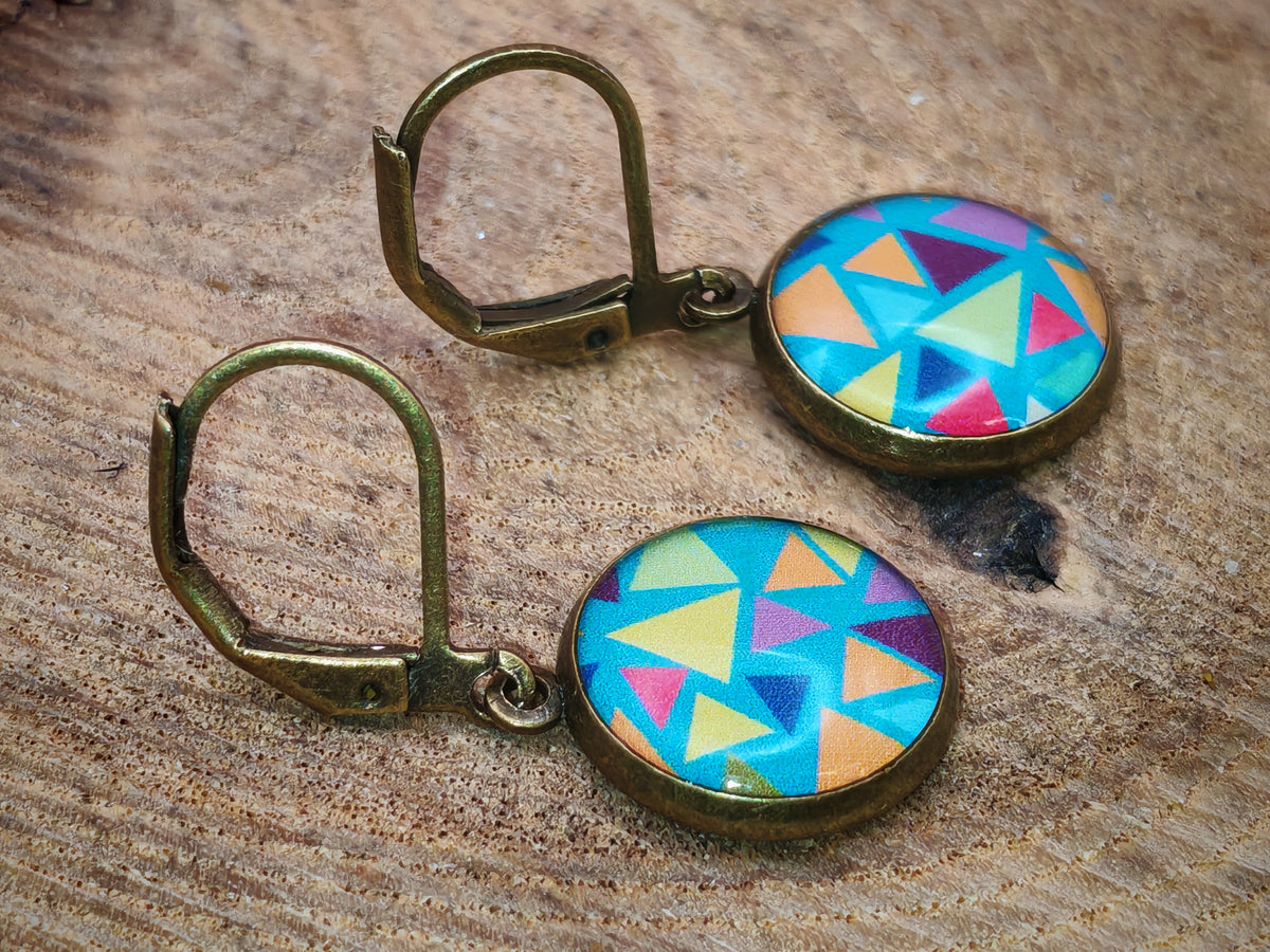 Boucles d’oreilles dormeuses – Éclats géométriques sur ciel turquoise
