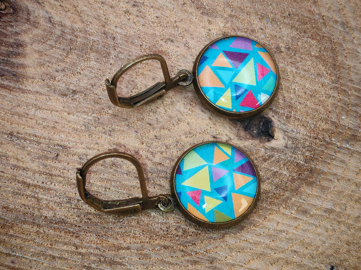 Boucles d’oreilles dormeuses – Éclats géométriques sur ciel turquoise
