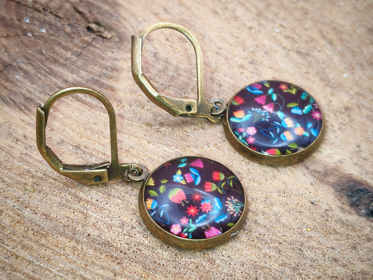 Boucles d’oreilles dormeuses – Broderies florales sur nuit noire