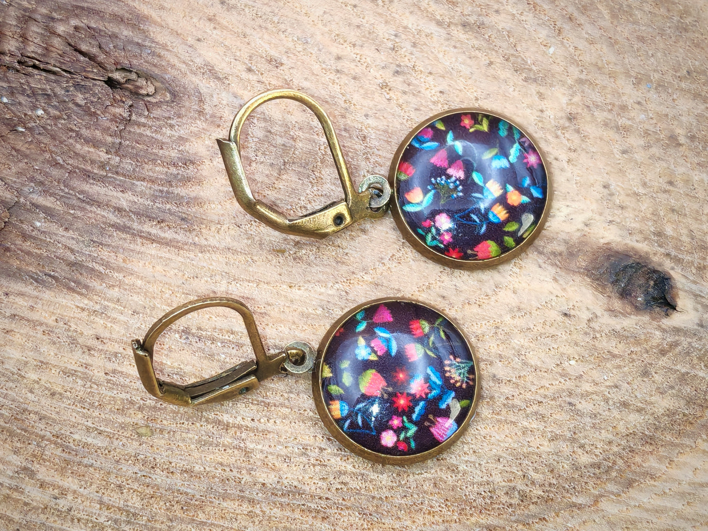 Boucles d’oreilles dormeuses – Broderies florales sur nuit noire