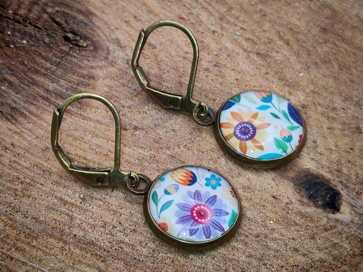 Boucles d’oreilles dormeuses – Fleurs sauvages sur toile d’ivoire