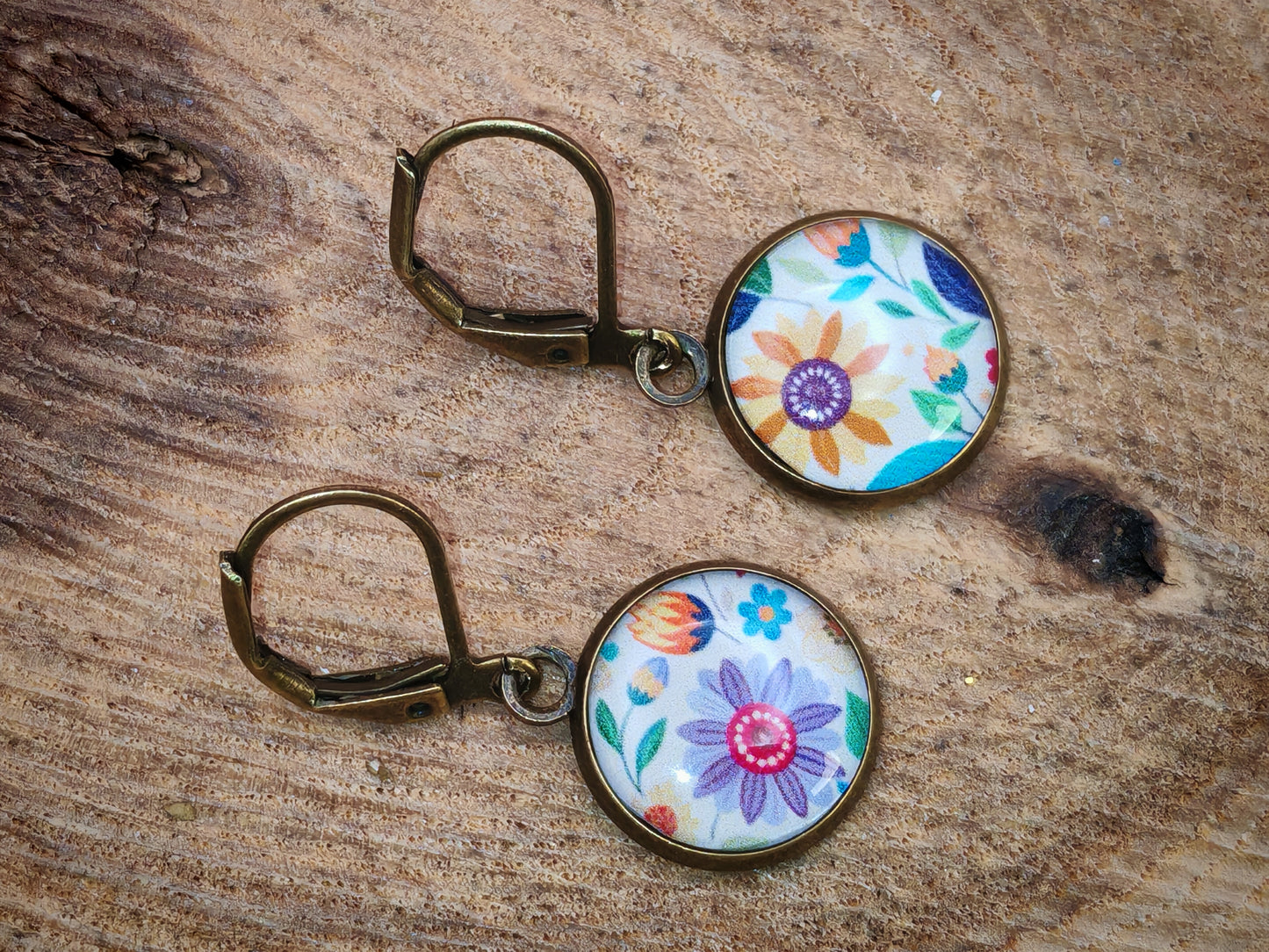 Boucles d’oreilles dormeuses – Fleurs sauvages sur toile d’ivoire