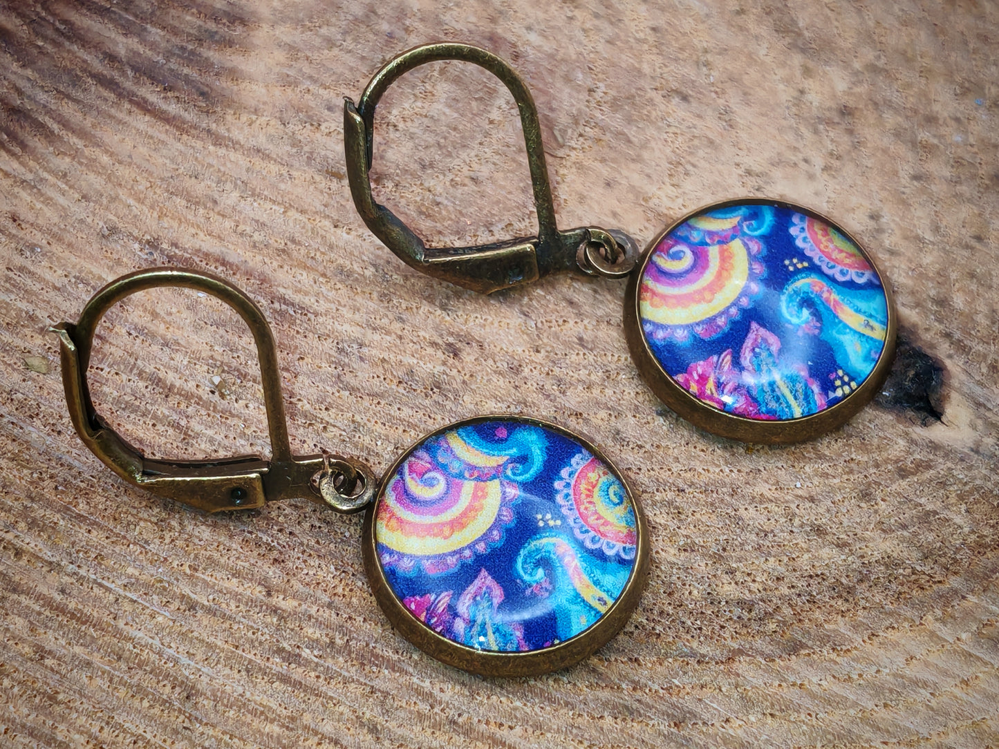 Boucles d’oreilles dormeuses – Tourbillon d’épices et d’indigo