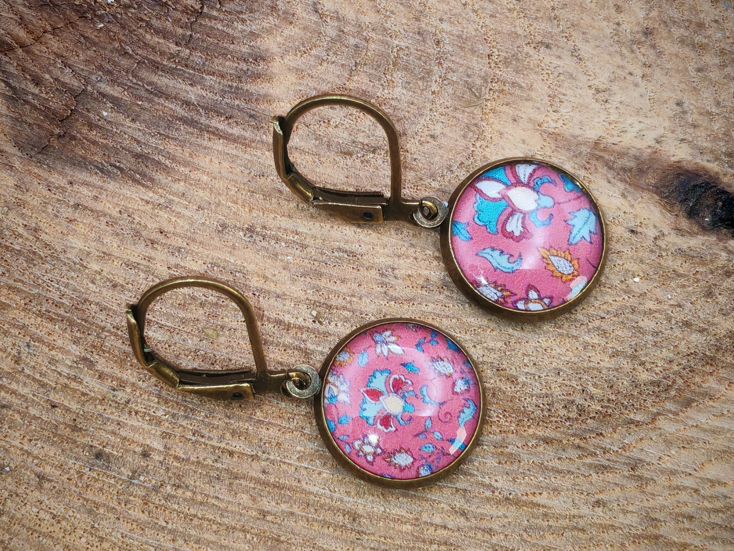 Boucles d’oreilles dormeuses – Tapis fleuri sur fond corail