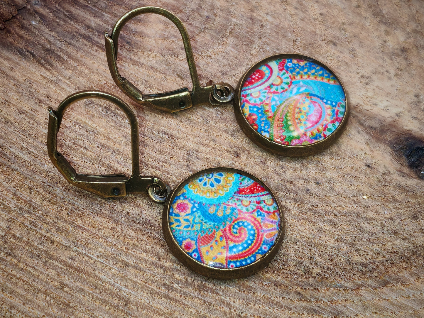 Boucles d’oreilles dormeuses – Mandalas solaires sur ciel azur