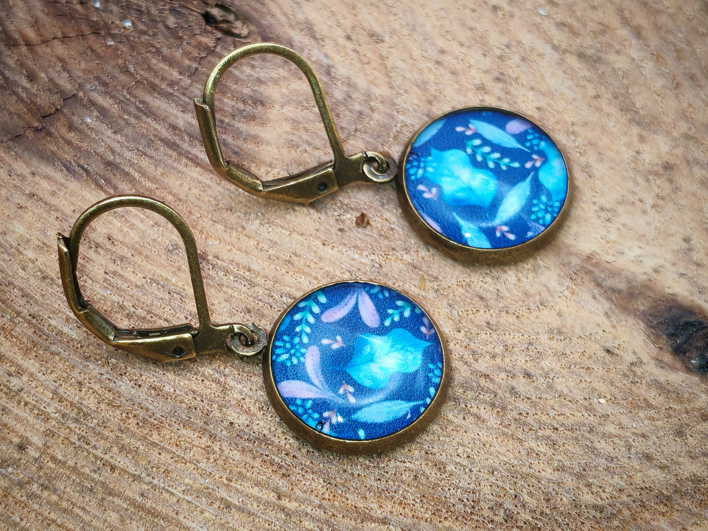 Boucles d’oreilles dormeuses – Fleurs d’ombre et de rosée