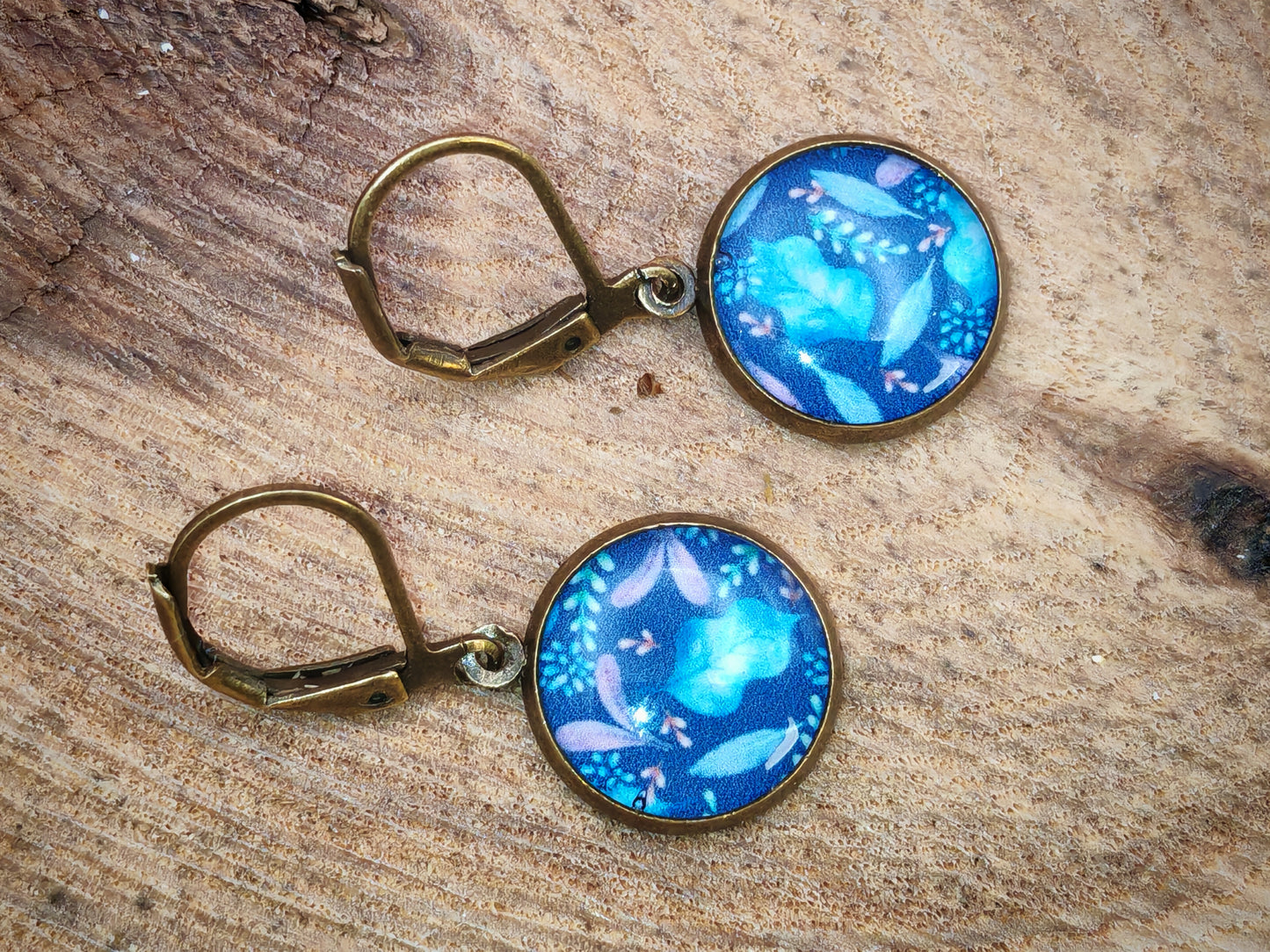 Boucles d’oreilles dormeuses – Fleurs d’ombre et de rosée