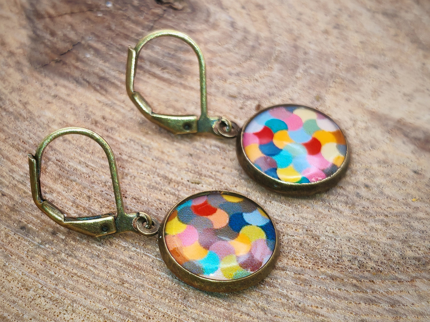 Boucles d’oreilles dormeuses – Confettis d’arc-en-ciel