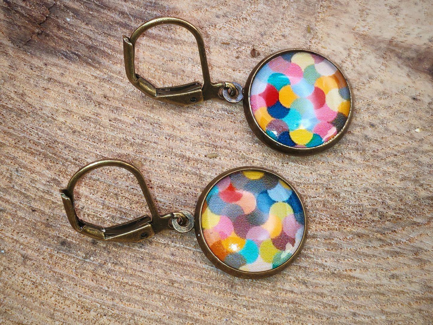 Boucles d’oreilles dormeuses – Confettis d’arc-en-ciel