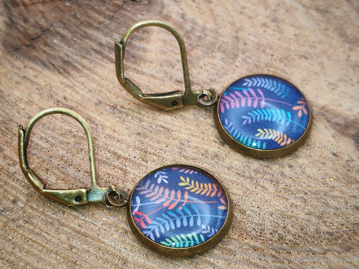 Boucles d’oreilles dormeuses – Feuilles arc-en-ciel sur ciel d’encre