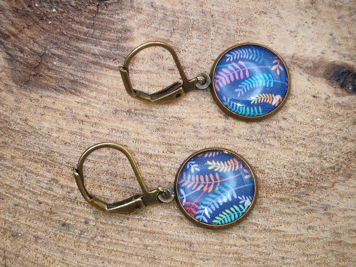Boucles d’oreilles dormeuses – Feuilles arc-en-ciel sur ciel d’encre