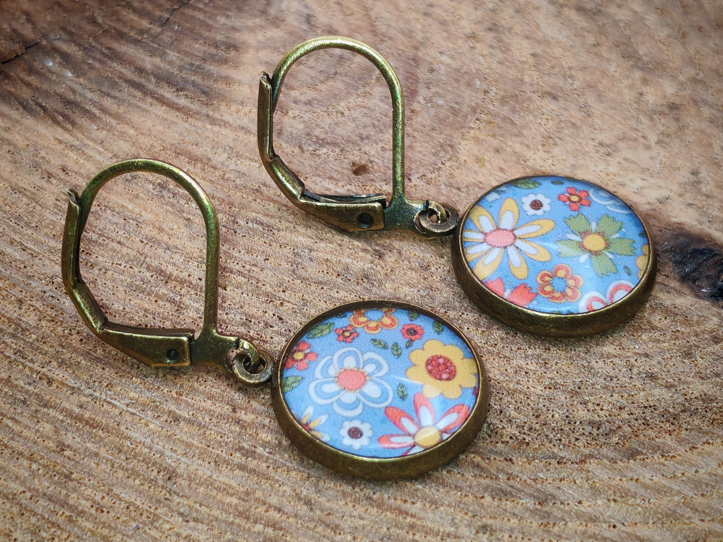 Boucles d’oreilles dormeuses – Prairie joyeuse aux airs de seventies