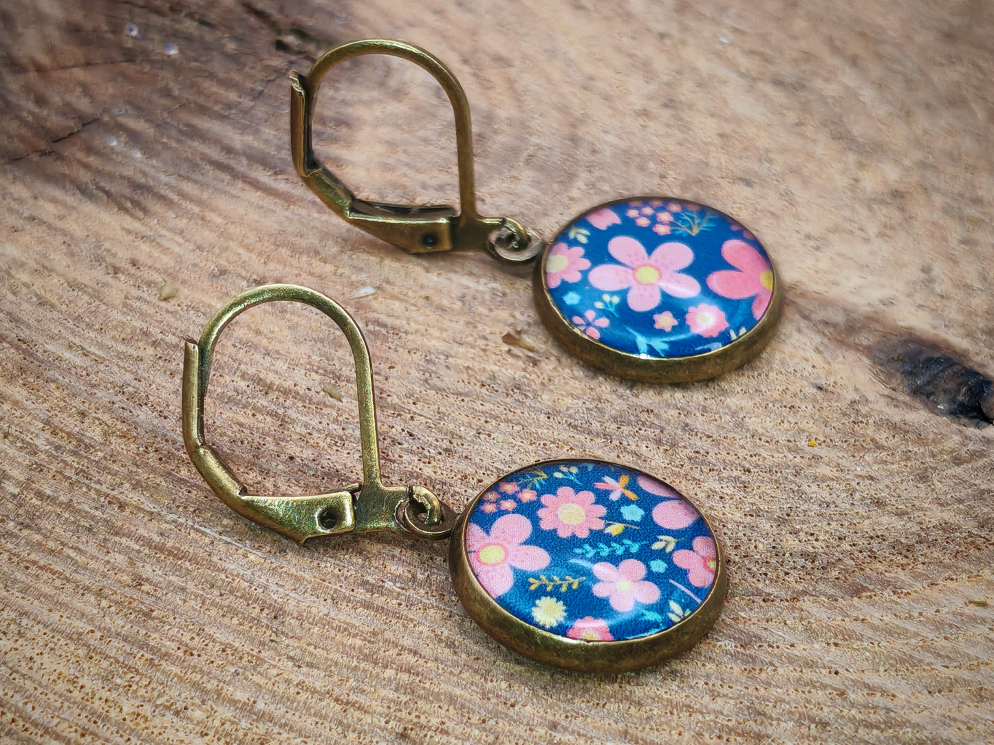 Boucles d’oreilles dormeuses – Douces marguerites sur ciel d’été