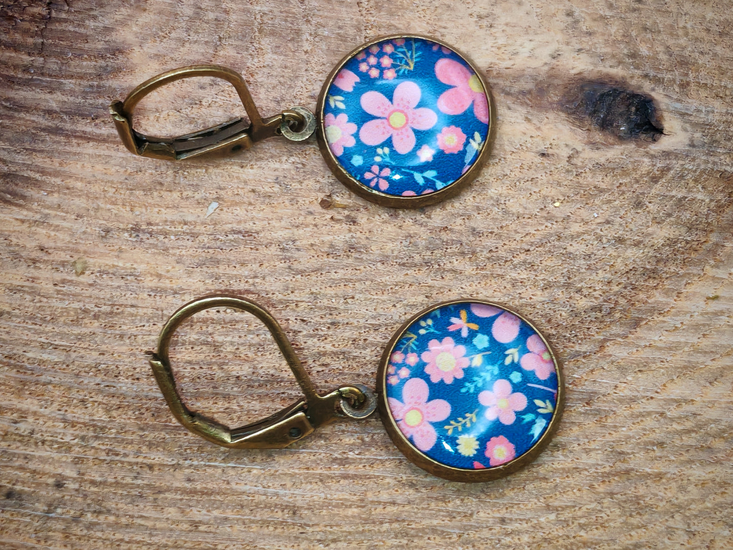 Boucles d’oreilles dormeuses – Douces marguerites sur ciel d’été