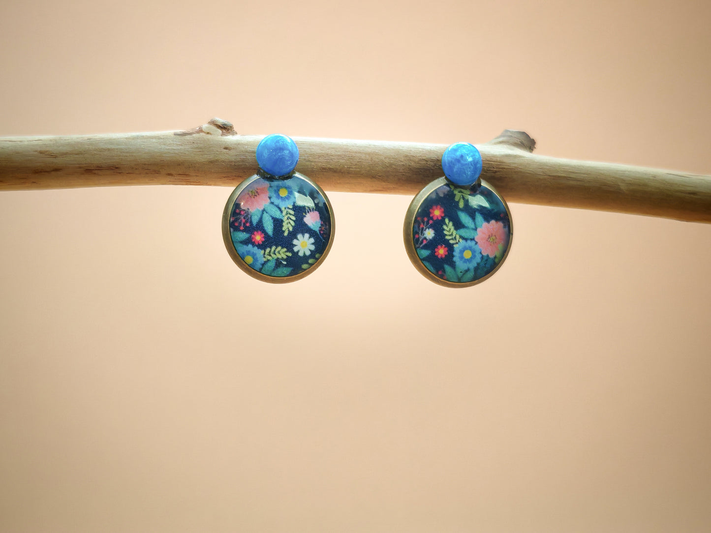 Clous d’oreilles – Bouquet sauvage au clair-obscur