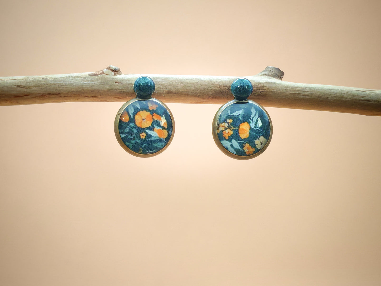 Clous d’oreilles – Fleurs d’or sur nuit profonde