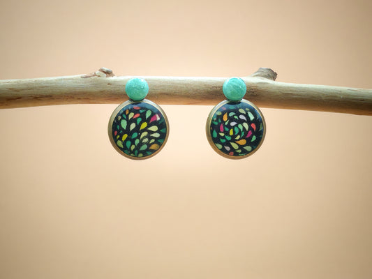 Clous d’oreilles – Feuilles multicolores sur fond nuit