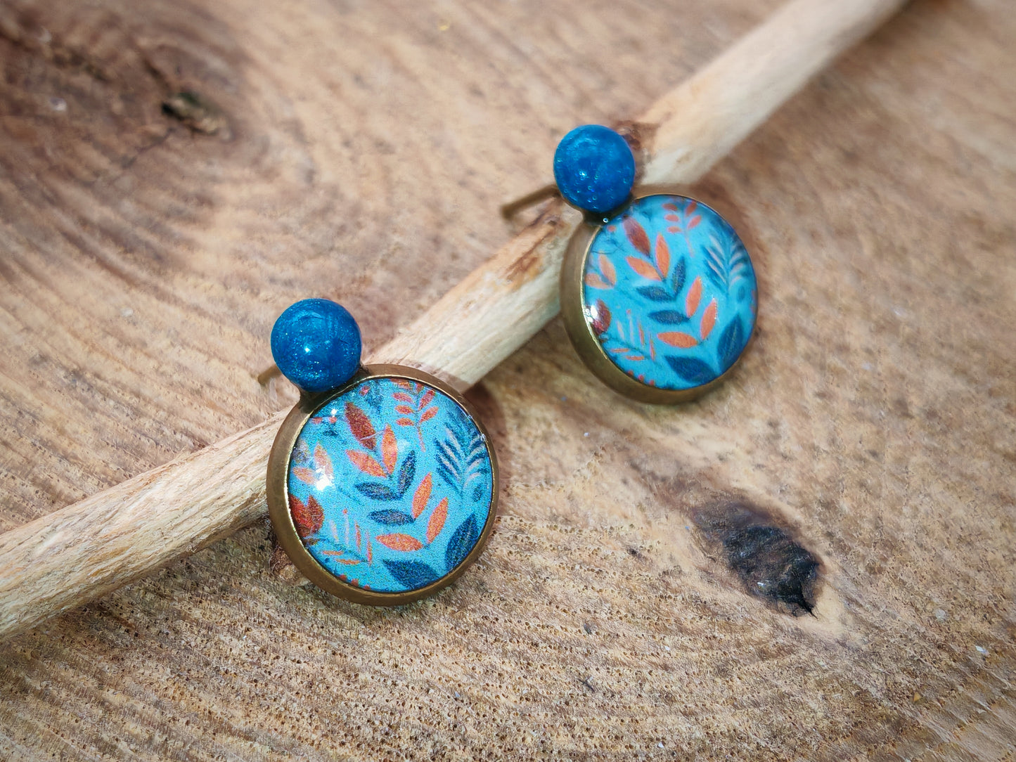 Clous d’oreilles – Herbes rouges sur ciel turquoise