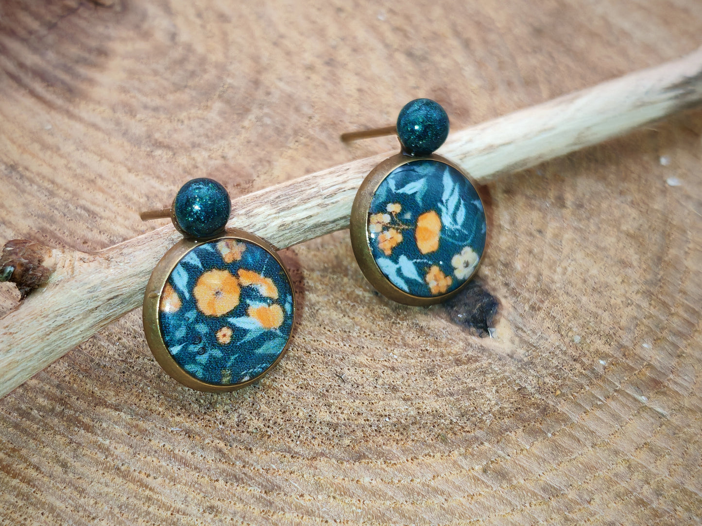 Clous d’oreilles – Fleurs d’or sur nuit profonde