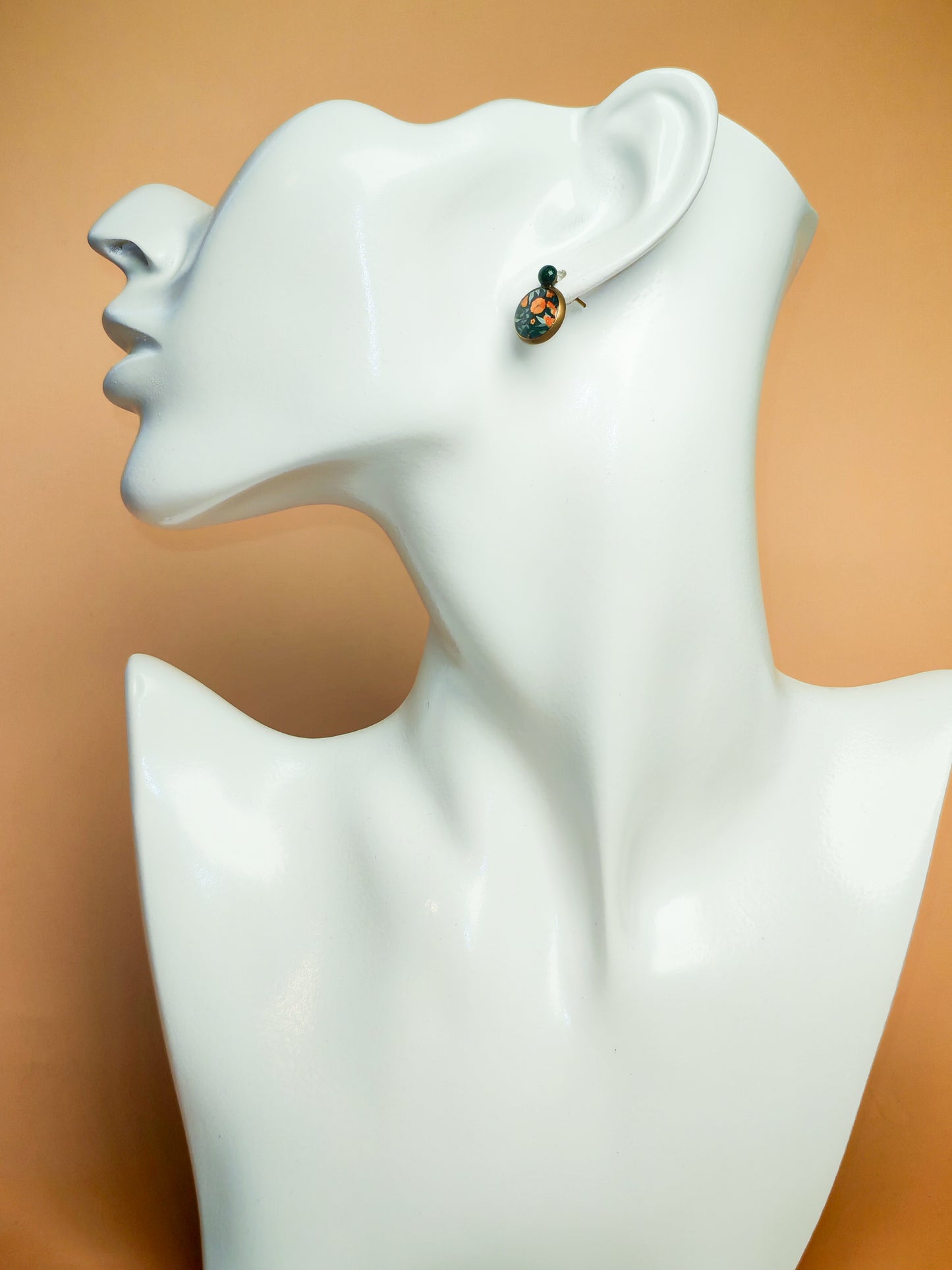 Clous d’oreilles – Fleurs d’or sur nuit profonde