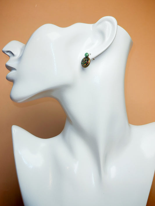 Clous d’oreilles – Feuilles multicolores sur fond nuit