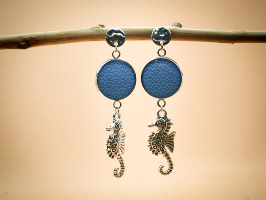 Boucles d'oreilles – Vagues indigo et hippocampes curieux