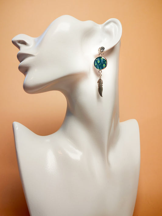 Boucles d'oreilles – Plumes de paon et éclats d’étoiles