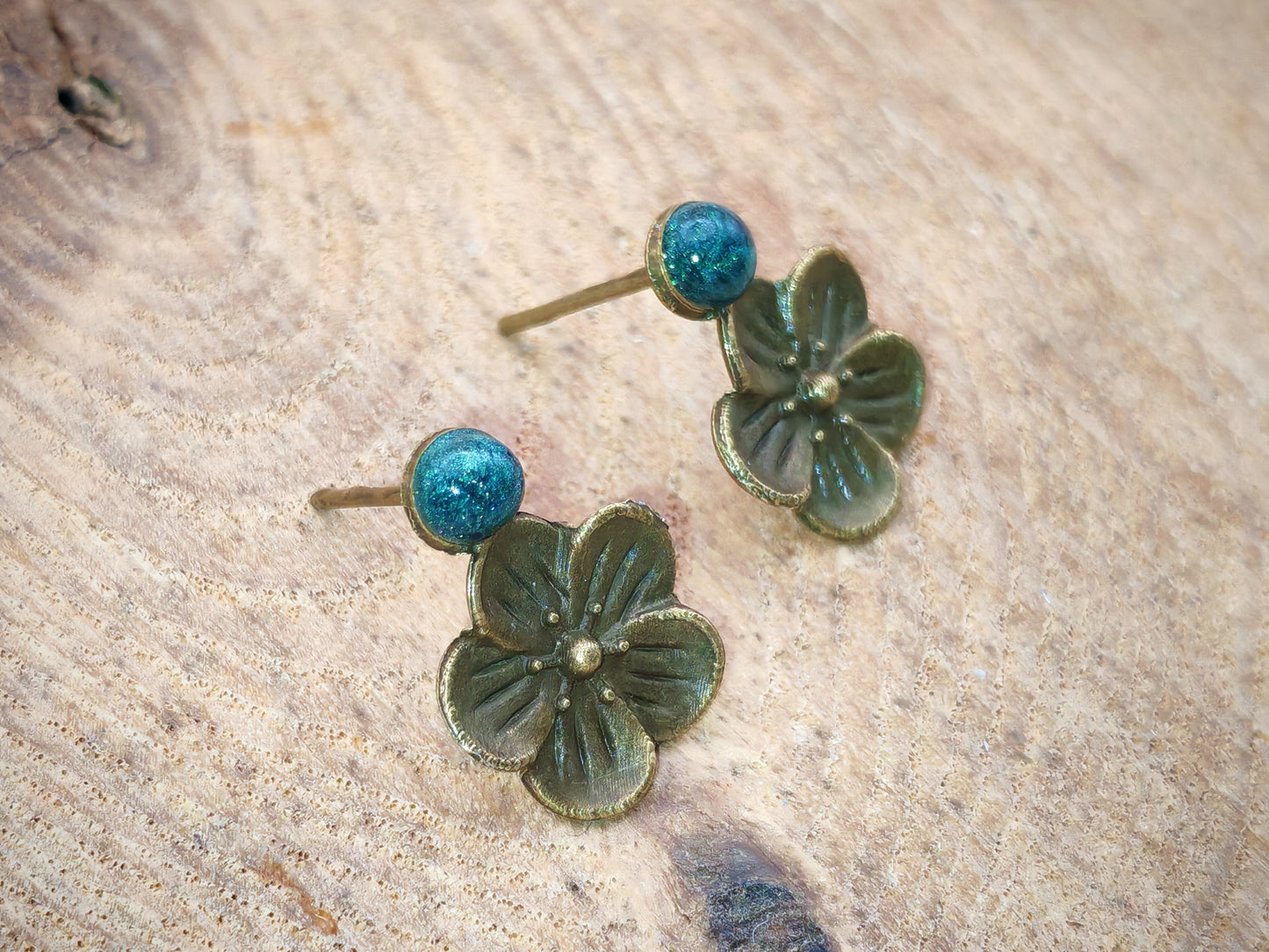 Clous d’oreilles – Fleur bohème et touche de couleur