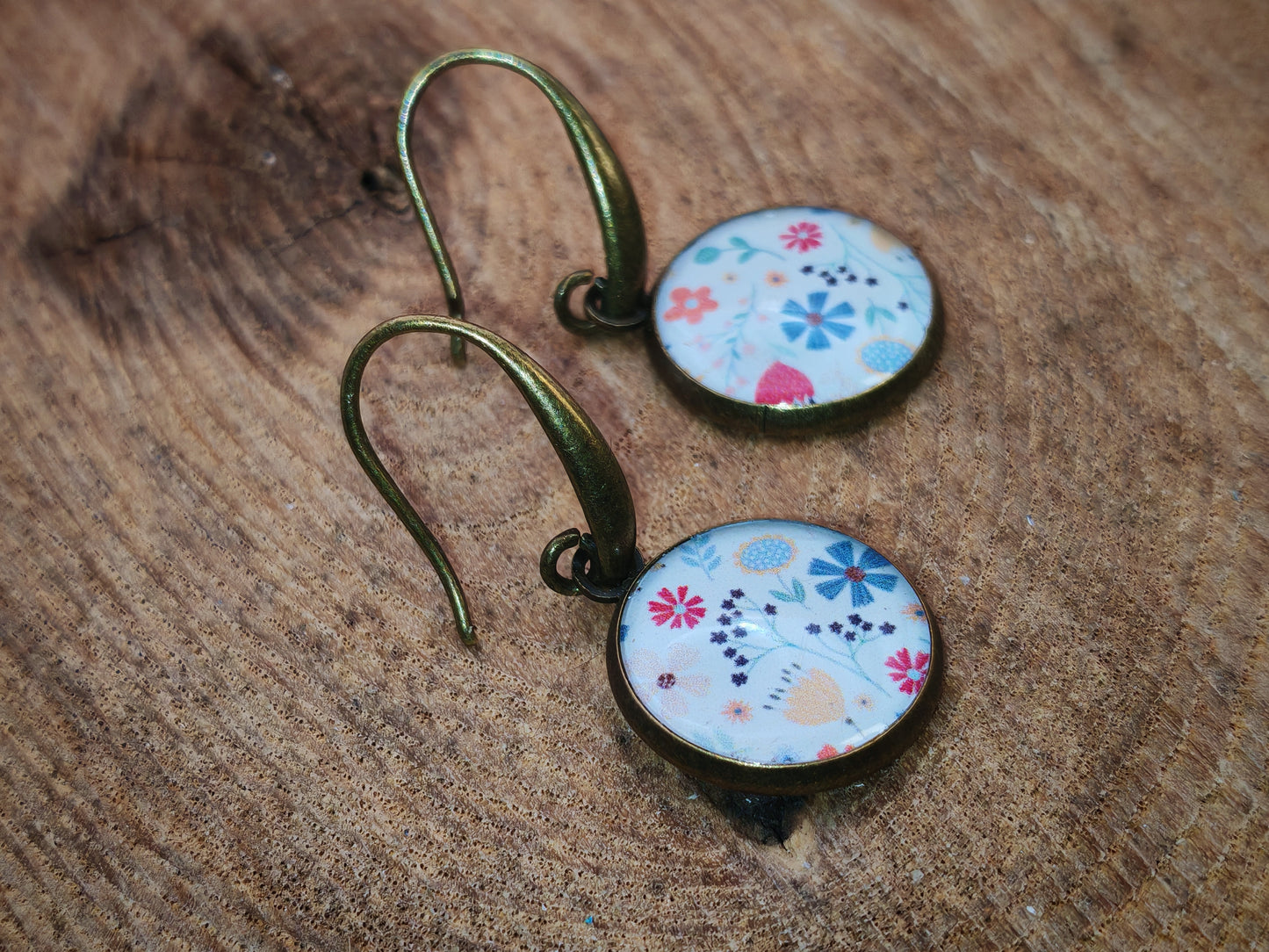 Boucles d’oreilles – Prairie délicate sur fond blanc