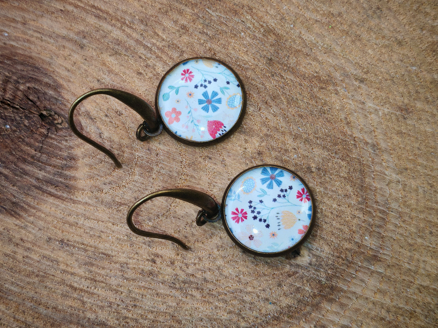 Boucles d’oreilles – Prairie délicate sur fond blanc