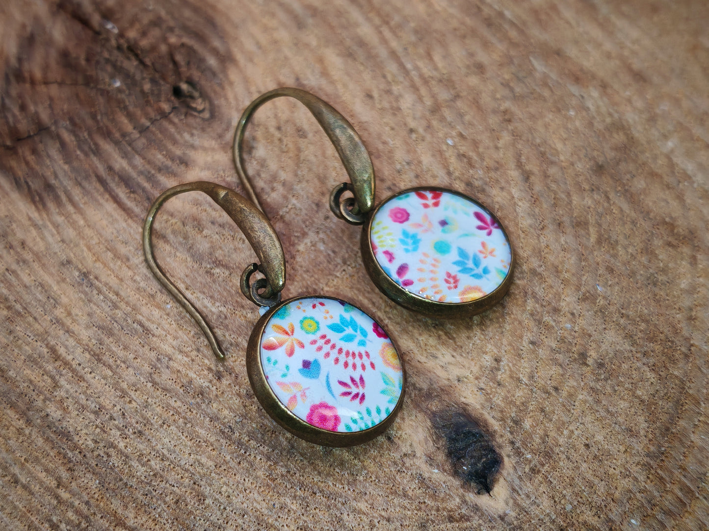 Boucles d’oreilles dormeuses – Fleurs bohèmes sur ciel d’azur