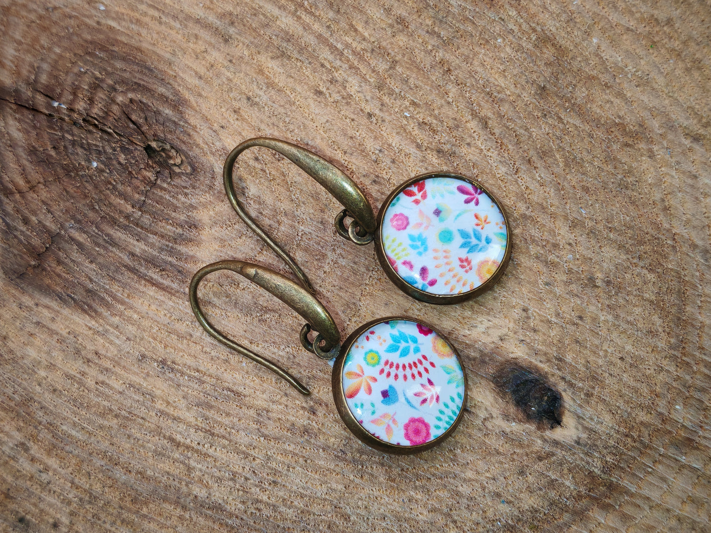 Boucles d’oreilles dormeuses – Fleurs bohèmes sur ciel d’azur