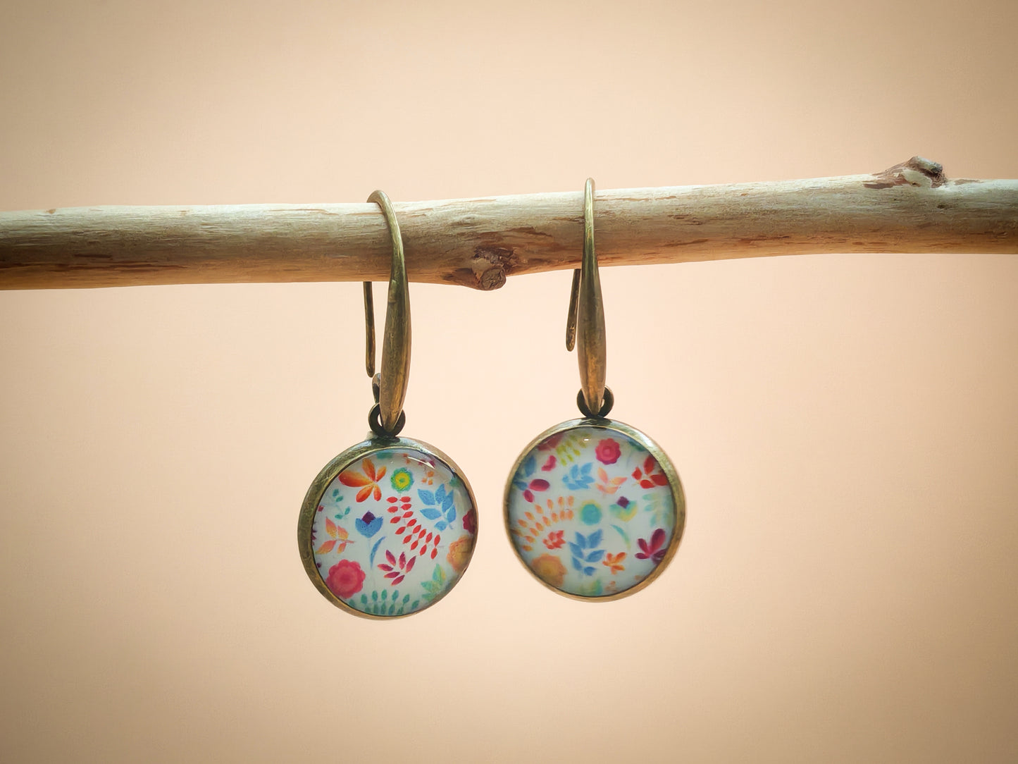 Boucles d’oreilles dormeuses – Fleurs bohèmes sur ciel d’azur