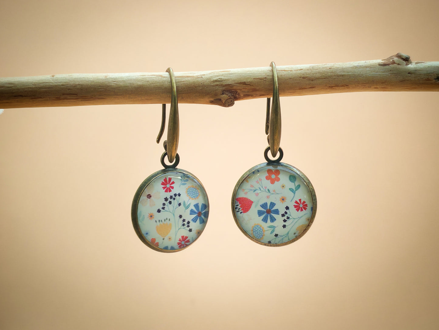 Boucles d’oreilles – Prairie délicate sur fond blanc