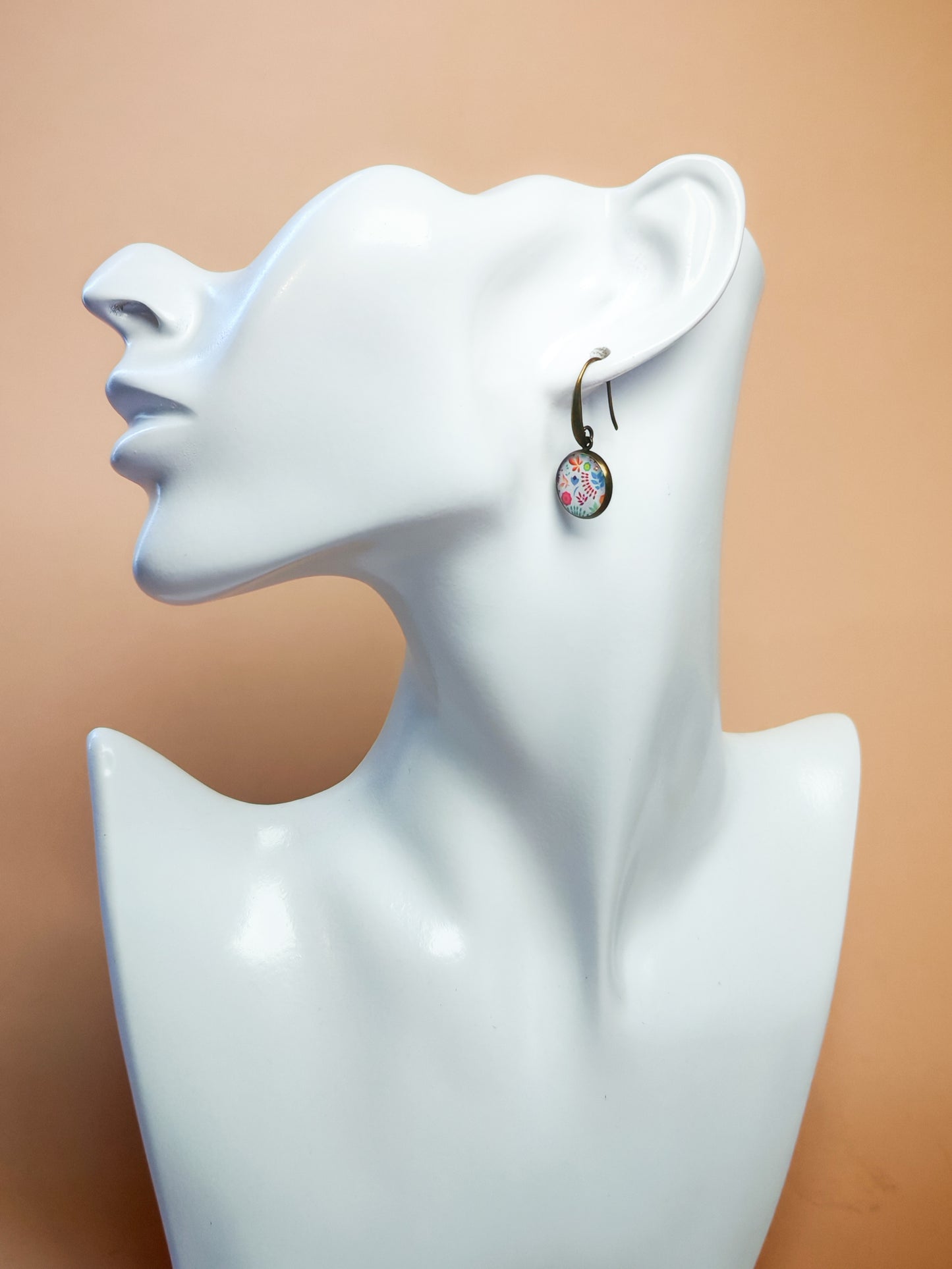 Boucles d’oreilles dormeuses – Fleurs bohèmes sur ciel d’azur