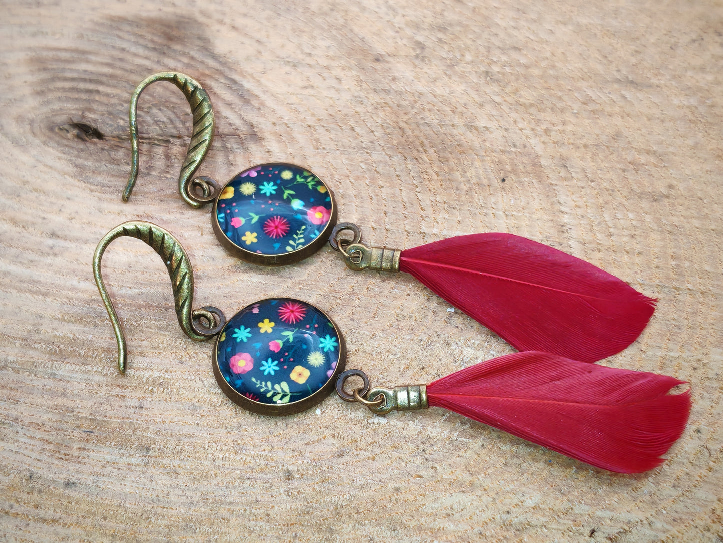 Boucles d’oreilles – Nuit fleurie et plume bordeaux