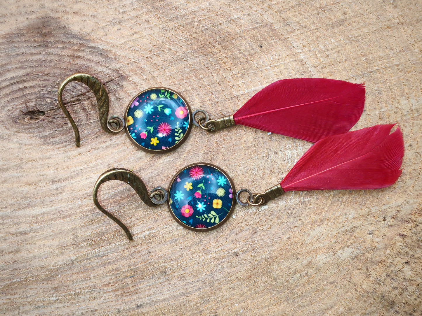 Boucles d’oreilles – Nuit fleurie et plume bordeaux