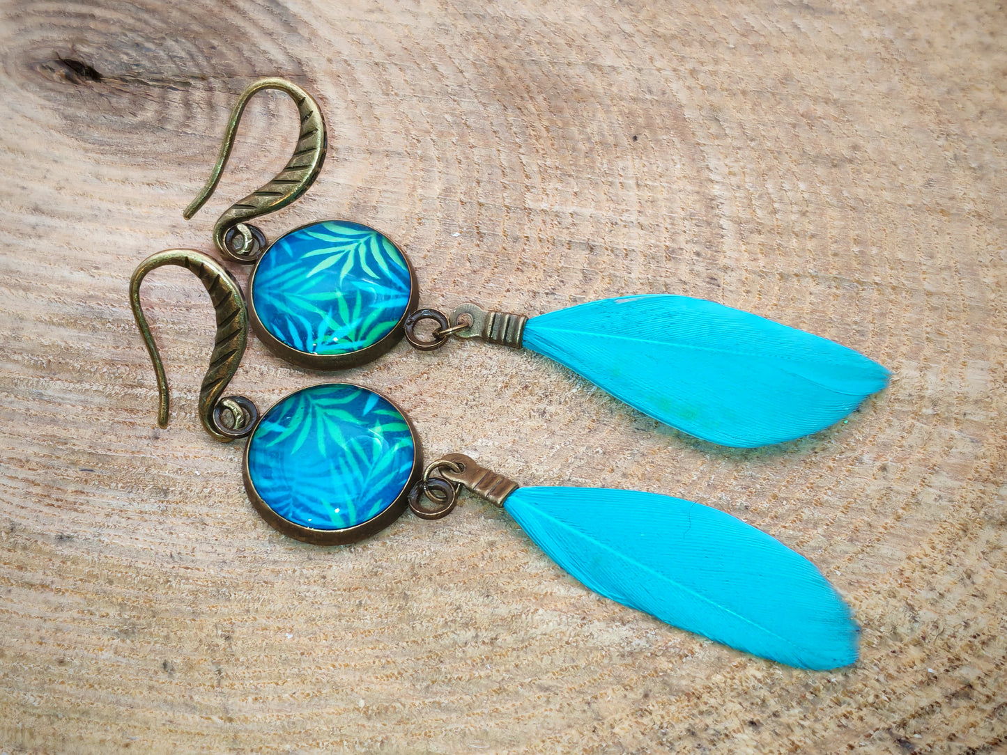 Boucles d’oreilles – Feuillage nocturne et plume azur