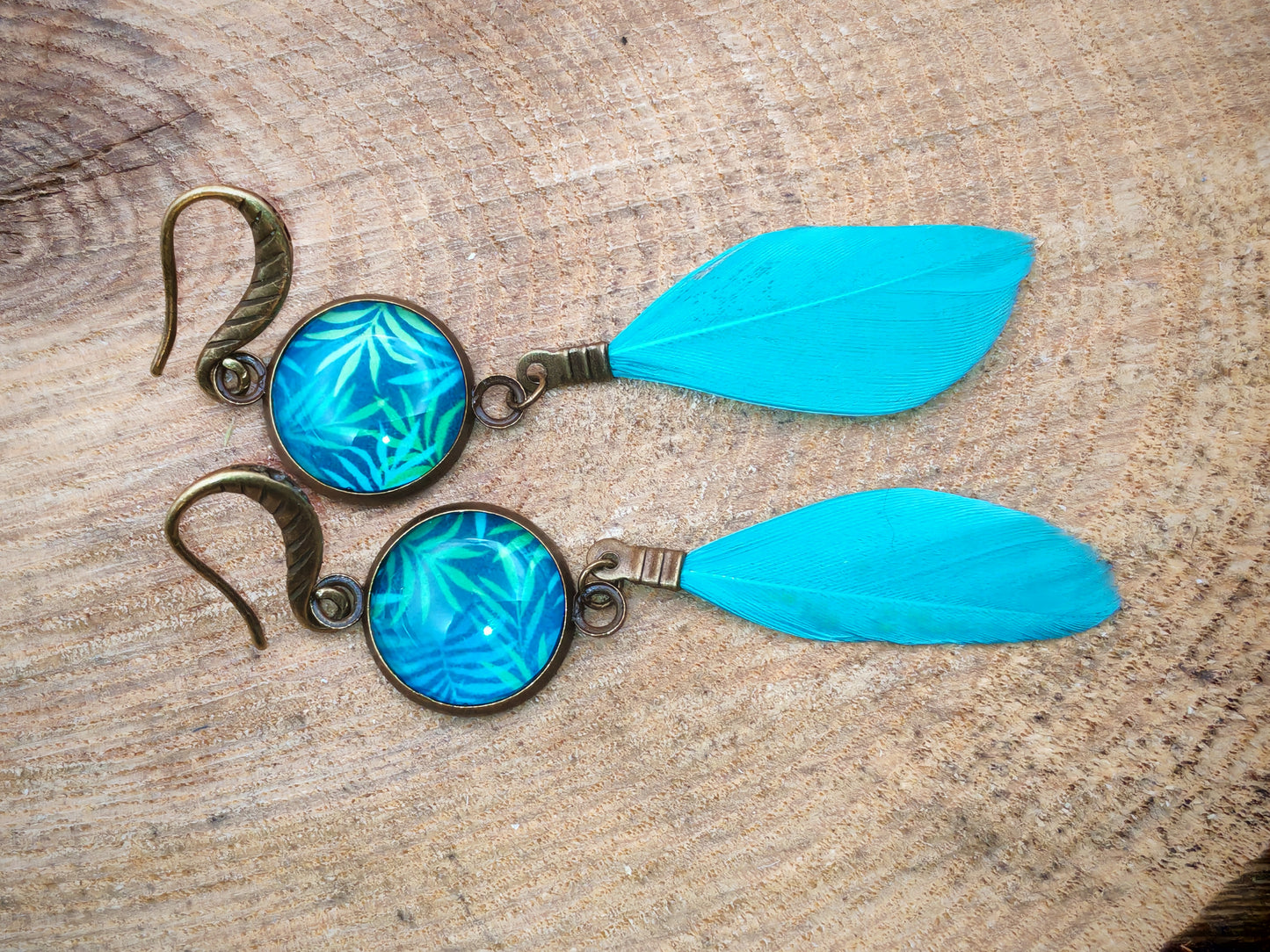 Boucles d’oreilles – Feuillage nocturne et plume azur