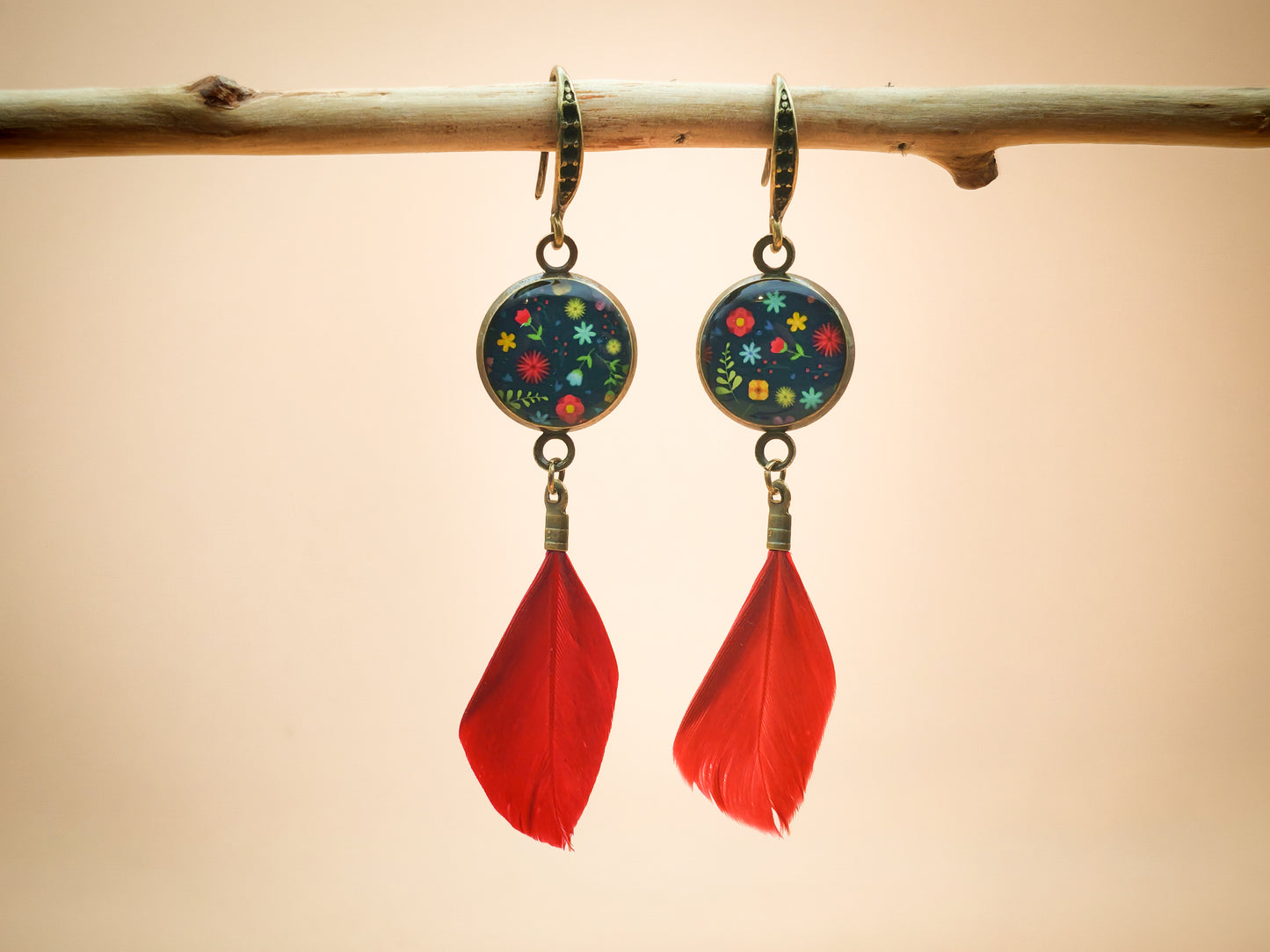 Boucles d’oreilles – Nuit fleurie et plume bordeaux