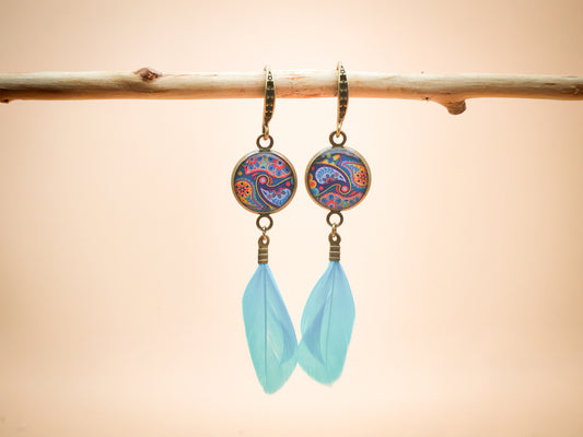 Boucles d’oreilles – Arabesques florales et plume azur