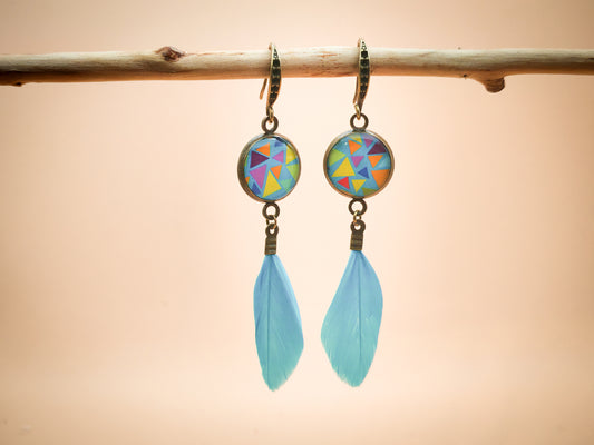 Boucles d’oreilles – Géométrie colorée et plume azur