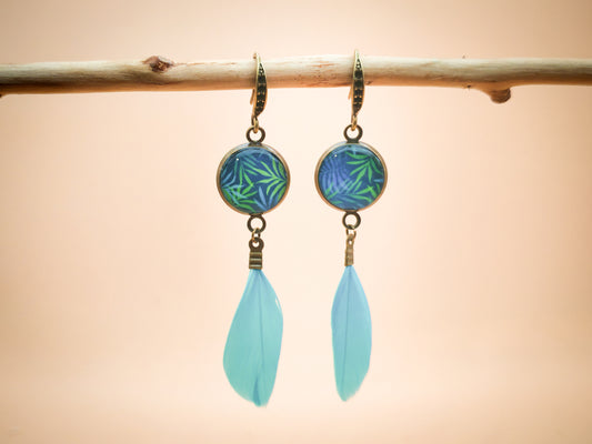 Boucles d’oreilles – Feuillage nocturne et plume azur
