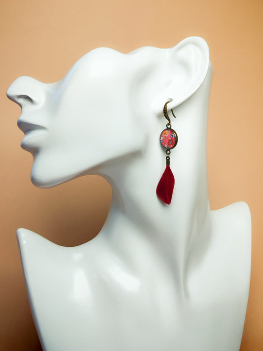 Boucles d’oreilles – Jardin bordeaux et plume assortie