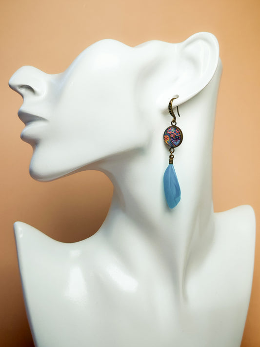 Boucles d’oreilles – Arabesques florales et plume azur
