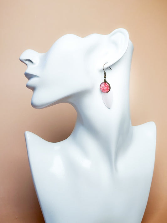 Boucles d’oreilles – Cabochons roses & plumes bohèmes