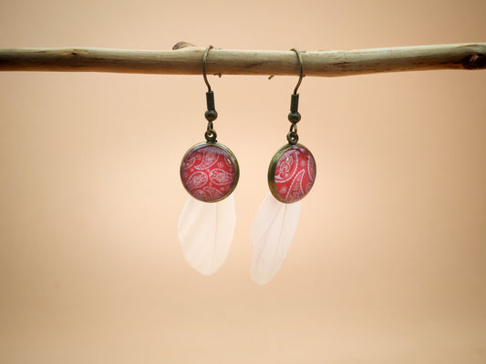 Boucles d’oreilles – Cabochons roses & plumes bohèmes