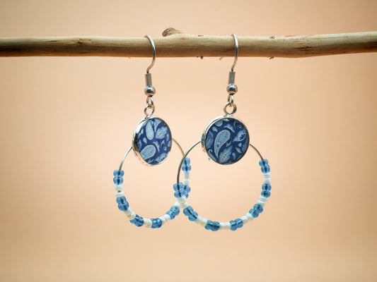 Boucles d’oreilles – Créoles argentées & cabochons paisley bleu