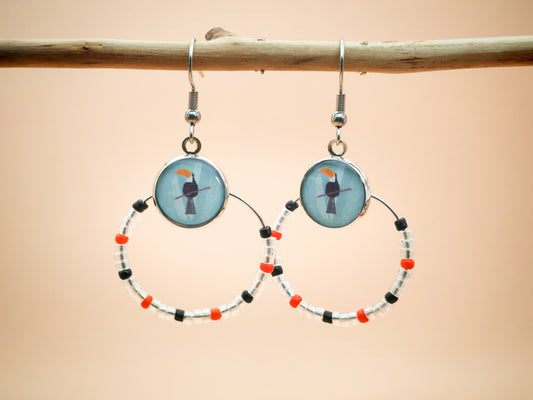 Boucles d’oreilles – Créoles argentées & cabochons toucan tropical