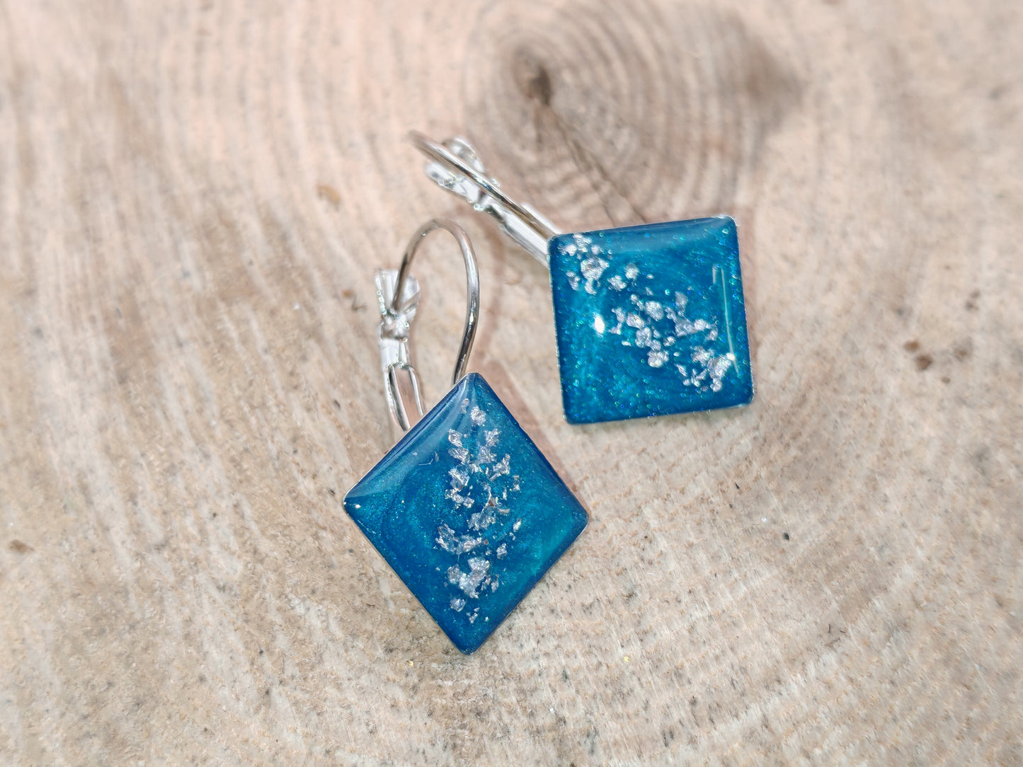 Boucles d’oreilles dormeuses – Cristaux d’argent sur ciel nocturne